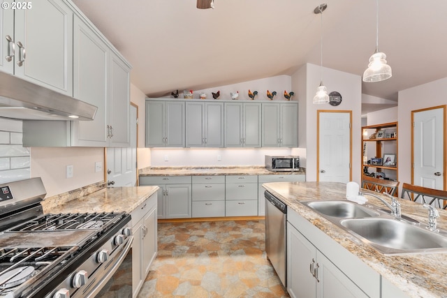 13130 Lookingglass Rd, Winston, OR 97496 - kitchen featuring stainless steel appliances, under cabinet range hood, a sink, pendant lighting, and vaulted ceiling