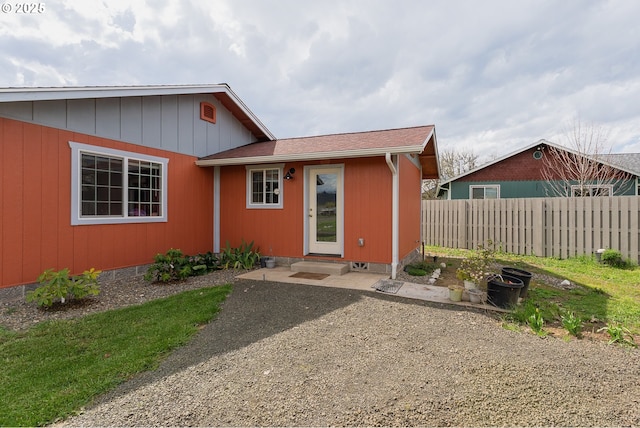 13130 Lookingglass Rd, Winston, OR 97496 - rear view of property featuring entry steps and fence
