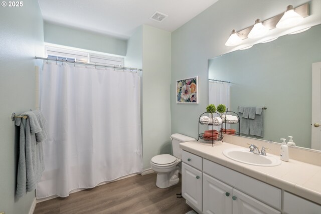 16205 SW Blackbird Dr, Beaverton, OR 97007 - full bathroom featuring wood finished floors, toilet, vanity, and curtained shower