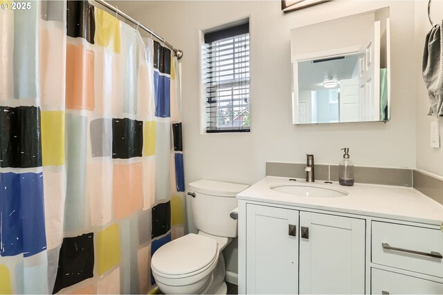 full bath with toilet, a shower with curtain, and vanity