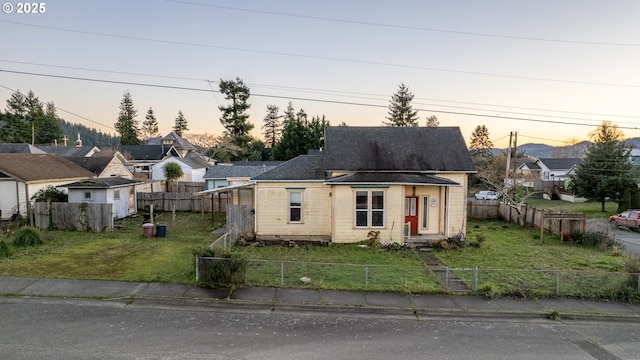 view of front of house featuring a yard