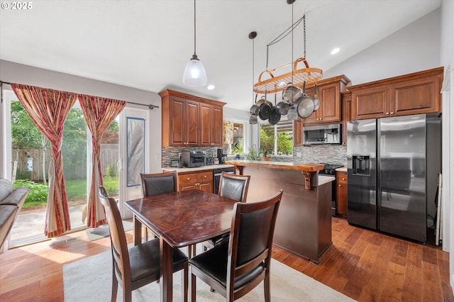 185 Lynx Ave, Aumsville, OR 97325 - dining area with recessed lighting, light wood finished floors, plenty of natural light, and lofted ceiling