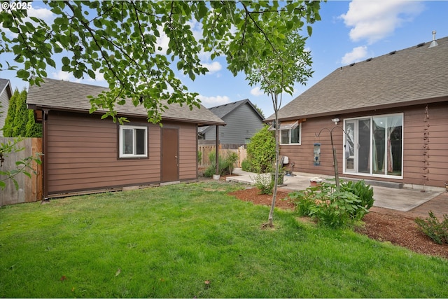 185 Lynx Ave, Aumsville, OR 97325 - fenced backyard with an outbuilding and a patio