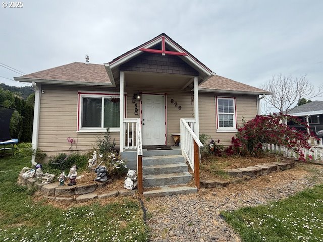 629 NE Johnson St, Myrtle Creek, OR 97457 - bungalow-style home with roof with shingles and a trampoline