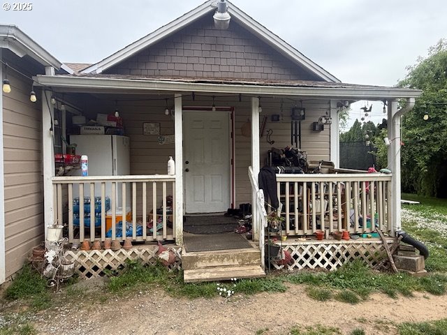 629 NE Johnson St, Myrtle Creek, OR 97457 - view of front of home featuring a porch