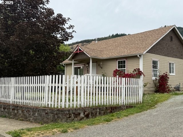 629 NE Johnson St, Myrtle Creek, OR 97457 - view of front facade with a shingled roof
