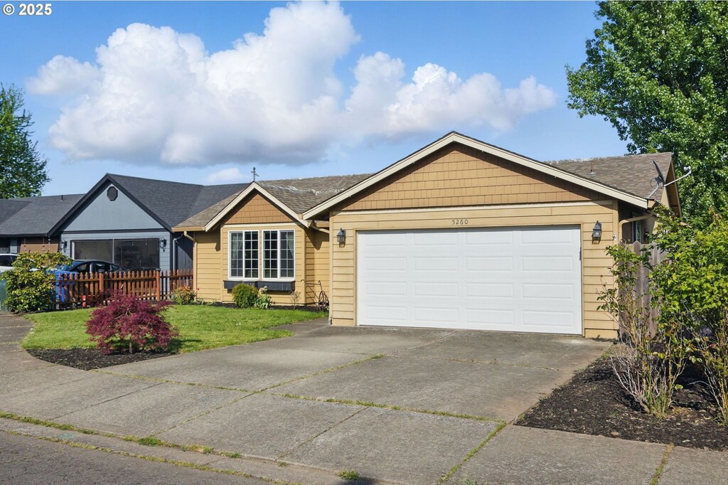 5260 Woodwind Ct, Keizer, OR 97303 - single story home featuring fence, driveway, a front lawn, and a garage