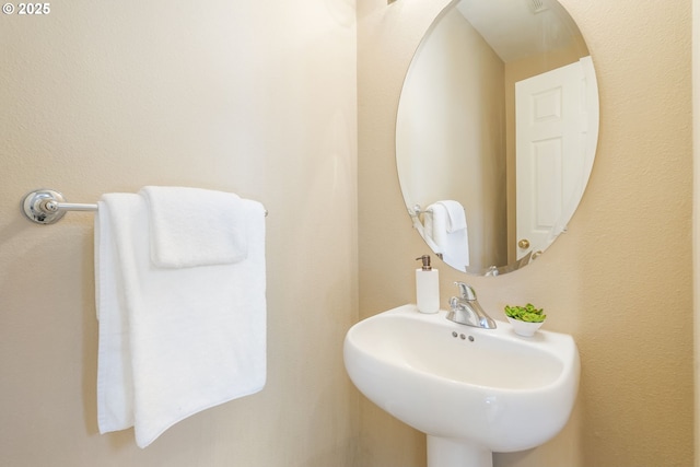 bathroom featuring a sink