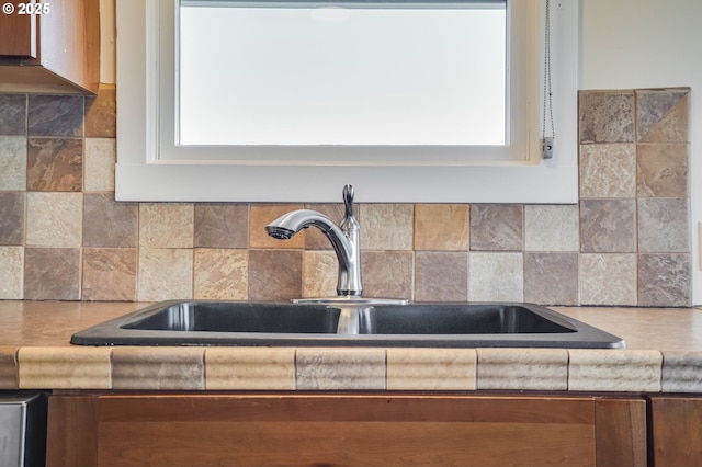 details featuring indoor wet bar and decorative backsplash