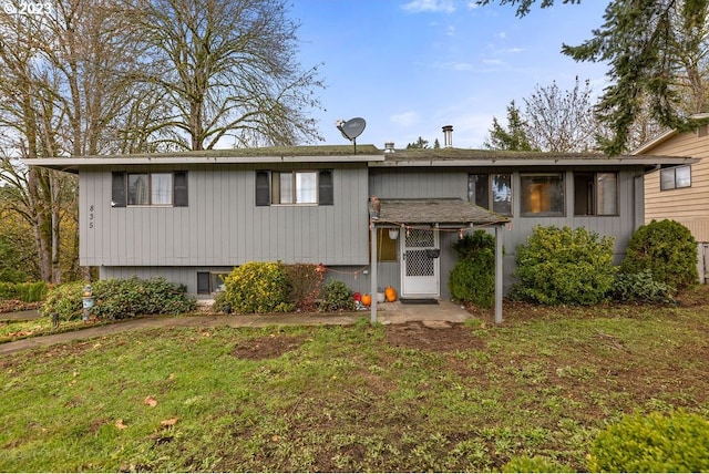 835 E 4th St, La Center, WA 98629 - split foyer home with a front lawn and a shingled roof