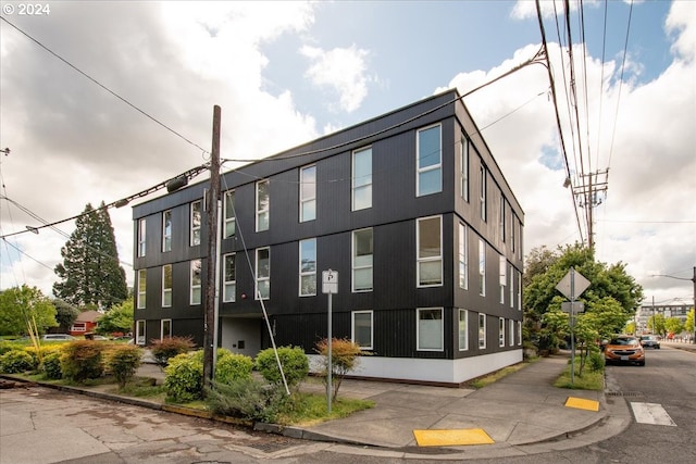 1480 N Jarrett St Unit 103, Portland, OR 97217 - view of building exterior with uncovered parking