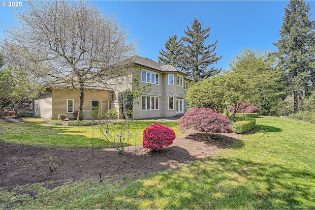 view of front facade featuring a front lawn