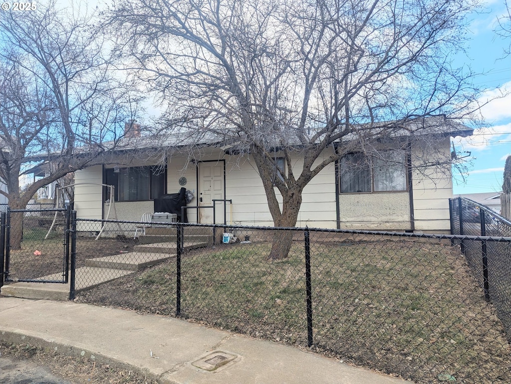 view of front of property featuring a front yard