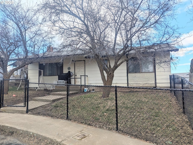 view of front of property featuring a front yard