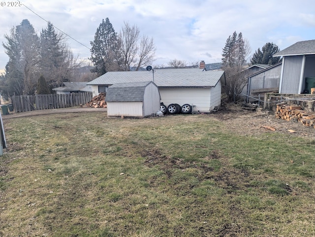 view of yard with a shed