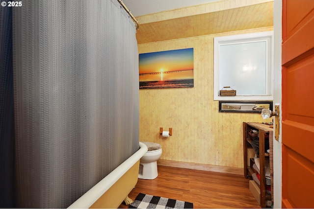 317 E 14th St, The Dalles, OR 97058 - full bathroom featuring wood finished floors, baseboards, toilet, a bath, and curtained shower