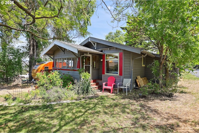317 E 14th St, The Dalles, OR 97058 - view of front facade featuring a front yard