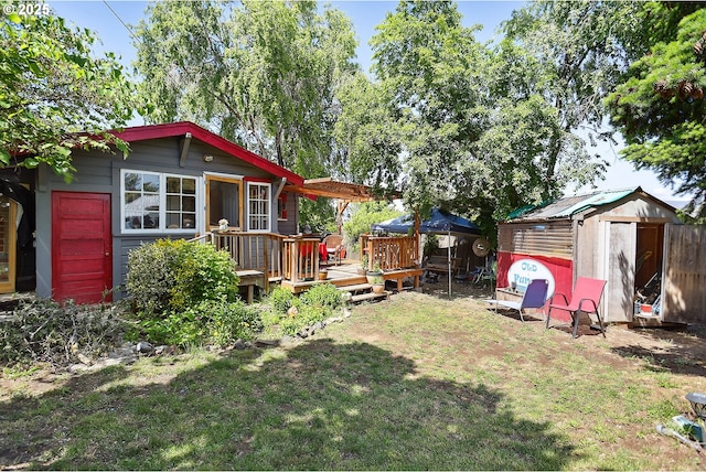 317 E 14th St, The Dalles, OR 97058 - view of grassy yard featuring a deck