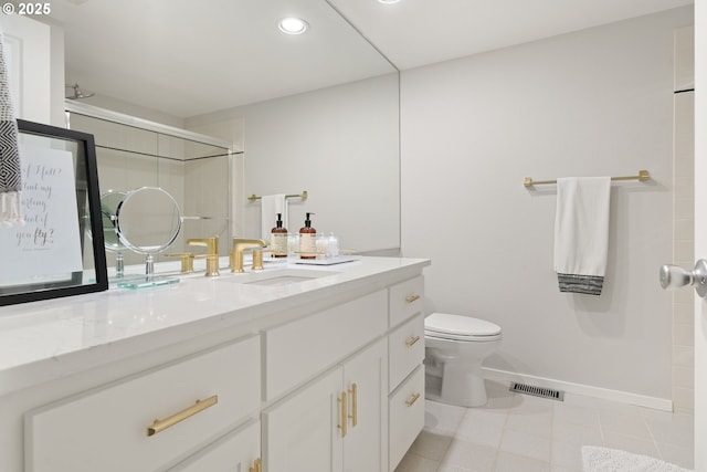 full bath with a tile shower, toilet, baseboards, visible vents, and vanity