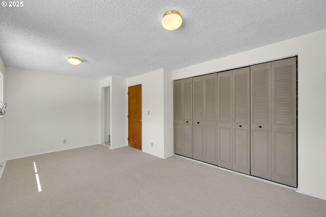 1308 Quaker St, Eugene, OR 97402 - unfurnished bedroom featuring carpet, a closet, and a textured ceiling