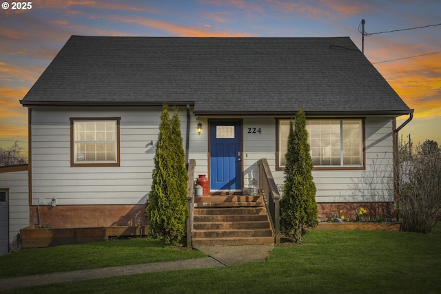 view of front of property featuring a front yard