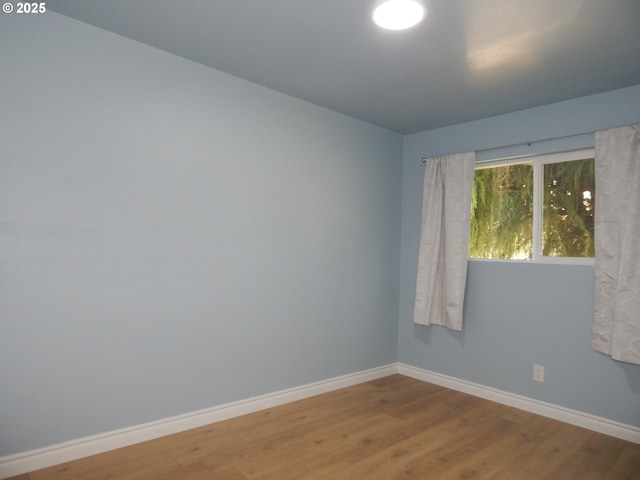 1582 N Ivy St, Coquille, OR 97423 - unfurnished room featuring light wood-type flooring and baseboards