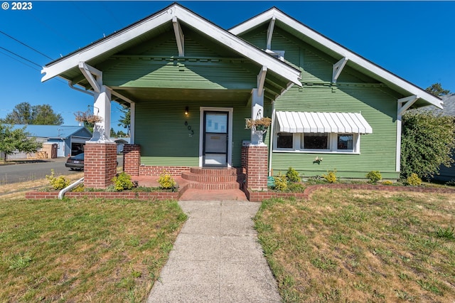 craftsman inspired home with a porch and a front lawn