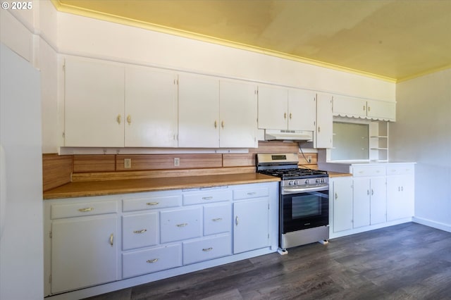 470 W 4th St, Coquille, OR 97423 - kitchen with stainless steel gas range, under cabinet range hood, dark wood-style floors, freestanding refrigerator, and white cabinetry