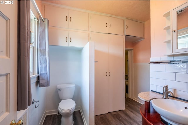 470 W 4th St, Coquille, OR 97423 - bathroom featuring wood finished floors, toilet, vanity, and a textured ceiling