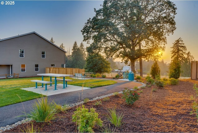 view of property's community featuring a yard