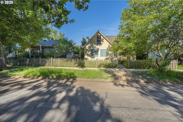 view of front of home featuring a fenced front yard