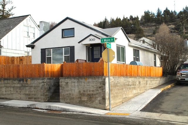 view of front of home featuring a fenced front yard and stucco siding