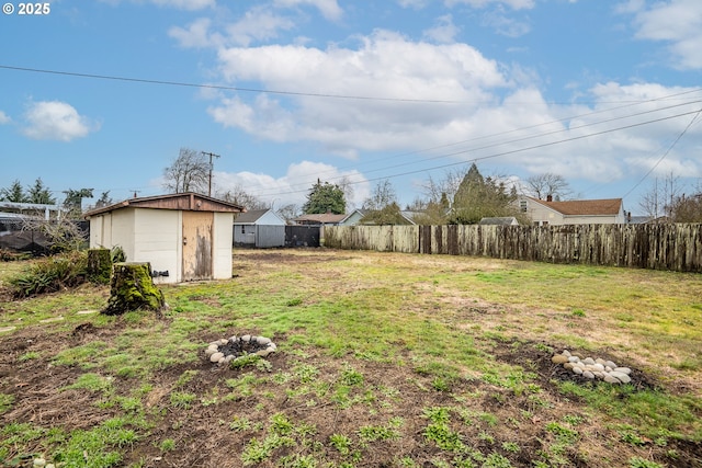 view of yard featuring a storage shed