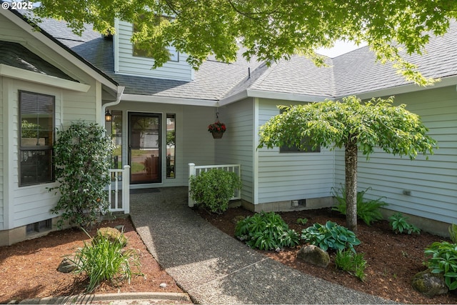 property entrance featuring a shingled roof
