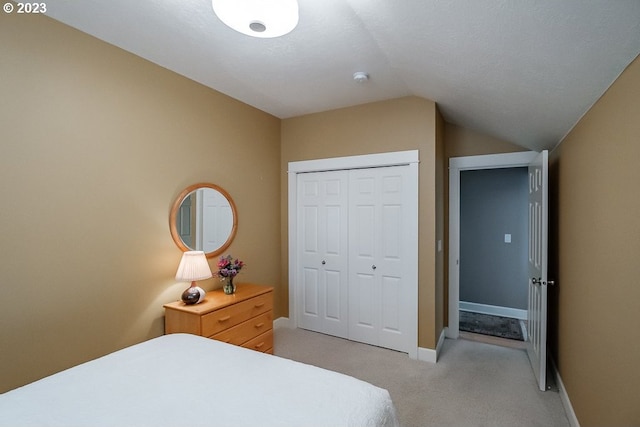1603 Berkeley Ln, Monmouth, OR 97361 - bedroom featuring light carpet, vaulted ceiling, baseboards, and a closet