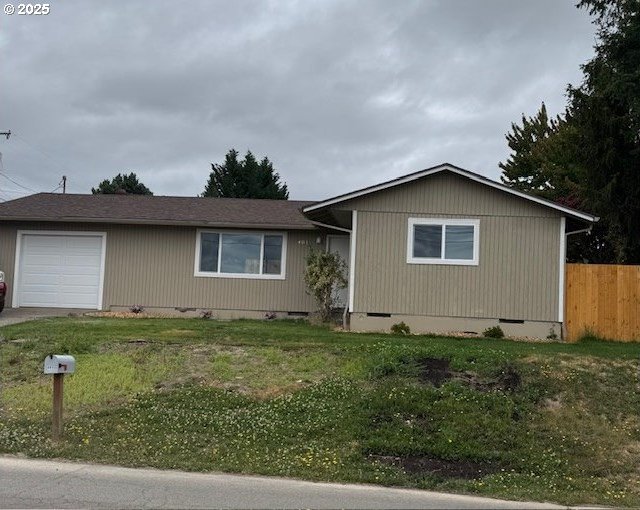 481 W Grant St, Carlton, OR 97111 - ranch-style house featuring crawl space and a garage