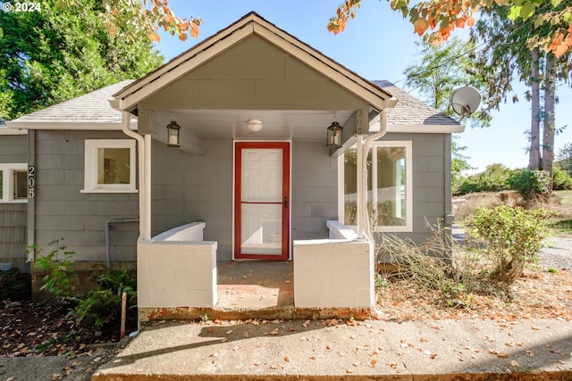 view of front of property featuring a shingled roof