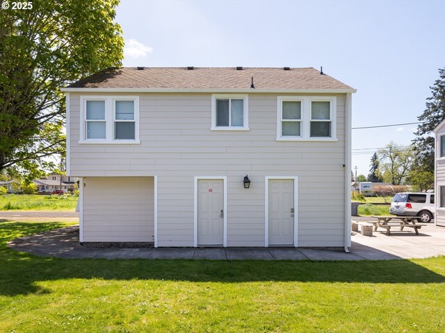 1070 Hiatt St, Lebanon, OR 97355 - rear view of property featuring a lawn and a patio area