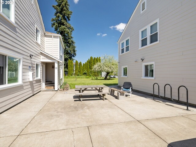 1070 Hiatt St, Lebanon, OR 97355 - view of patio / terrace
