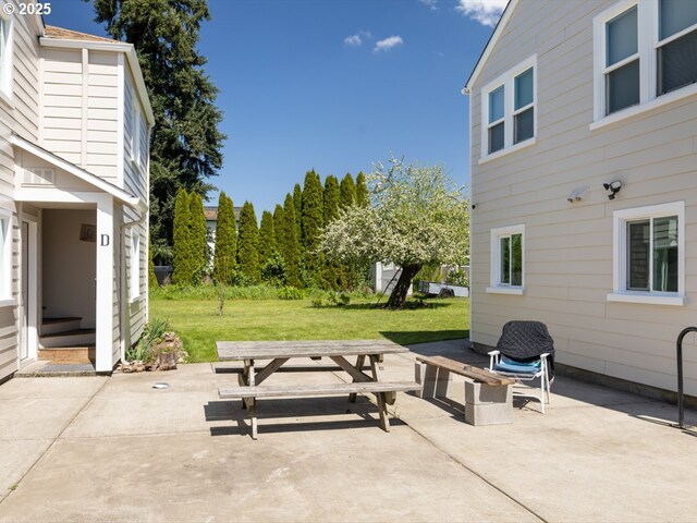 1070 Hiatt St, Lebanon, OR 97355 - view of patio / terrace