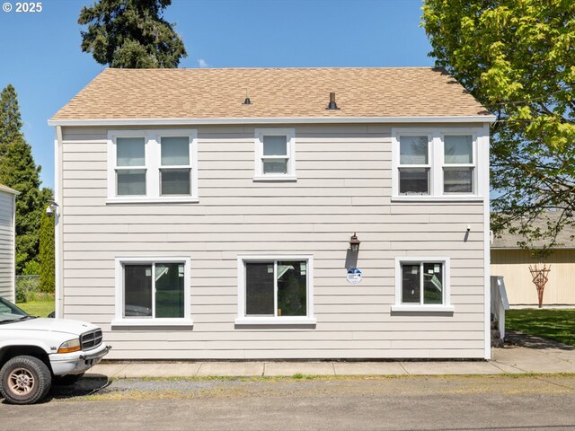 1070 Hiatt St, Lebanon, OR 97355 - view of side of property with roof with shingles