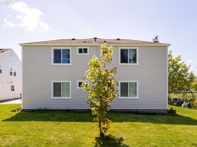 1070 Hiatt St, Lebanon, OR 97355 - rear view of house featuring a yard