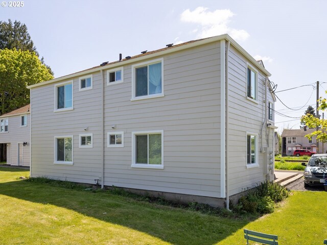 1070 Hiatt St, Lebanon, OR 97355 - back of property with a lawn