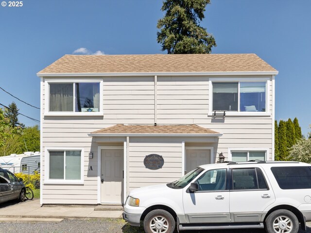 1070 Hiatt St, Lebanon, OR 97355 - townhome / multi-family property with a shingled roof