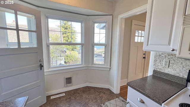 1125 16th St, Astoria, OR 97103 - entryway with baseboards