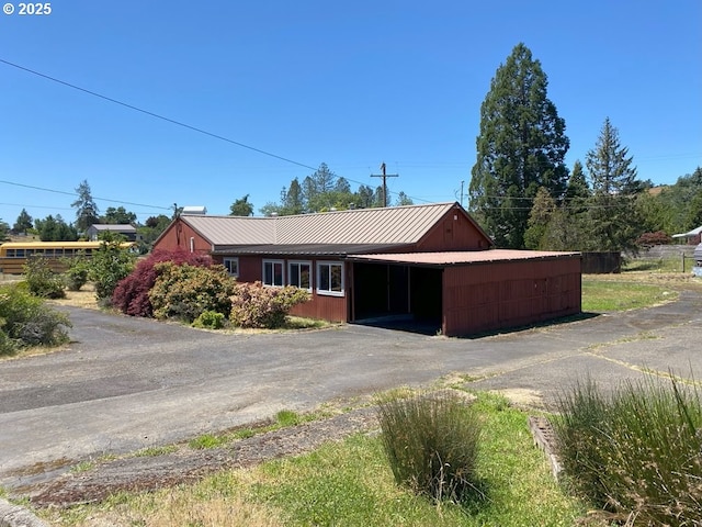 1223 NE Locust St, Oakland, OR 97462 - ranch-style house with driveway and metal roof