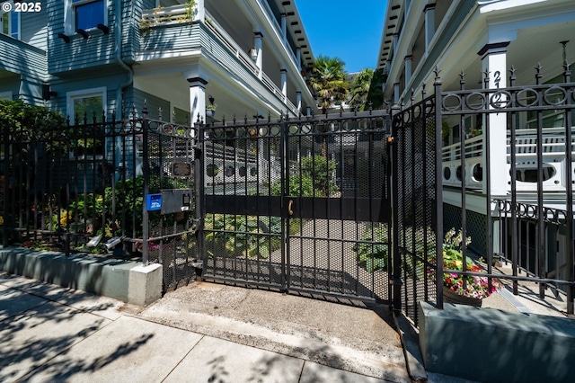 2127 NW Irving St # 202, Portland, OR 97210 - view of gate