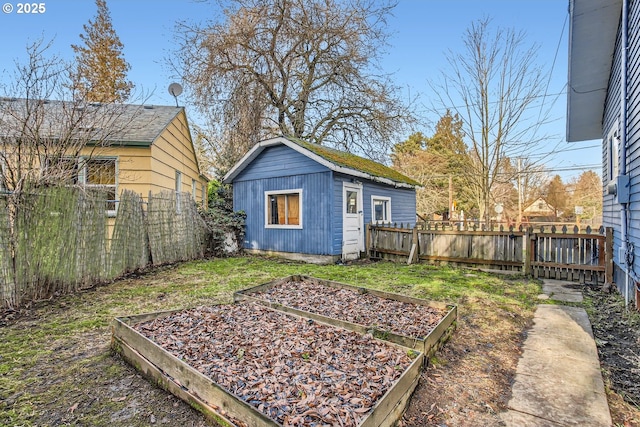 view of yard featuring an outbuilding