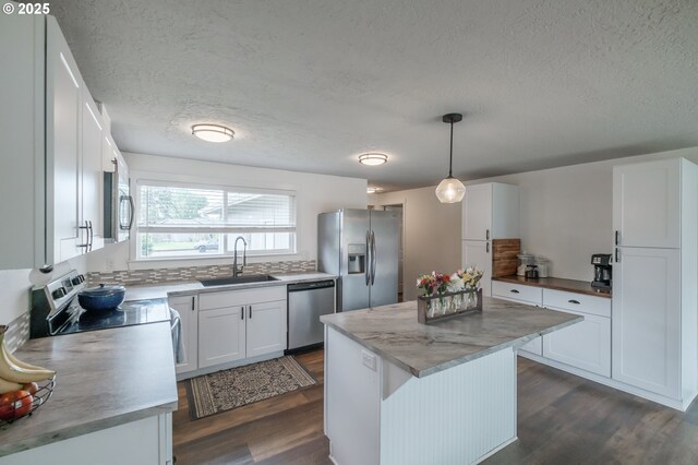 2261 Fulton Pl SE, Albany, OR 97322 - kitchen featuring a sink, stainless steel appliances, dark wood-type flooring, a textured ceiling, and white cabinets