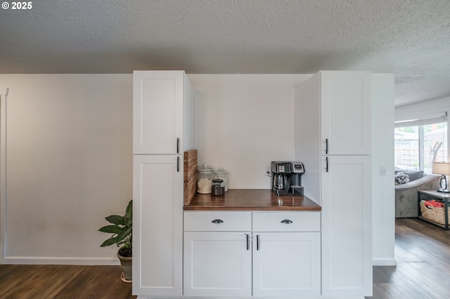2261 Fulton Pl SE, Albany, OR 97322 - bar with dark wood-type flooring, a textured ceiling, and baseboards